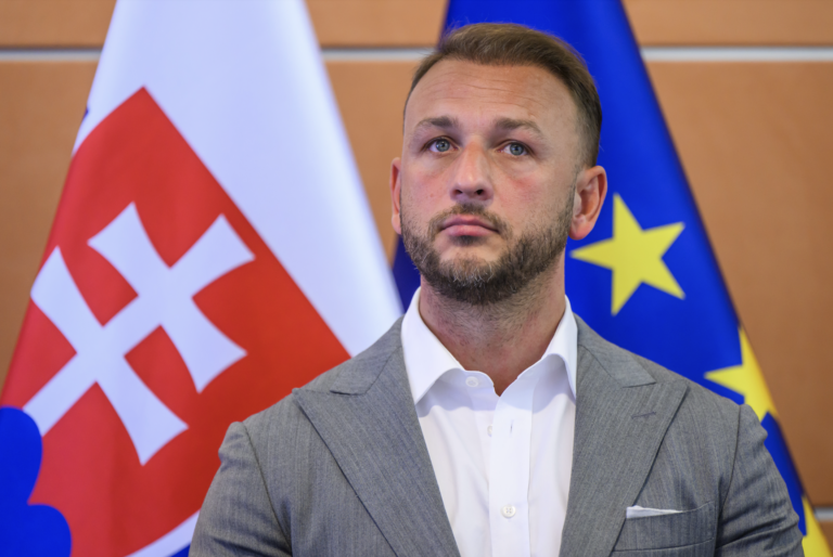 Šutaj Eštok prisľúbil snahu nájsť prostriedky na zvýšenie platov policajtov