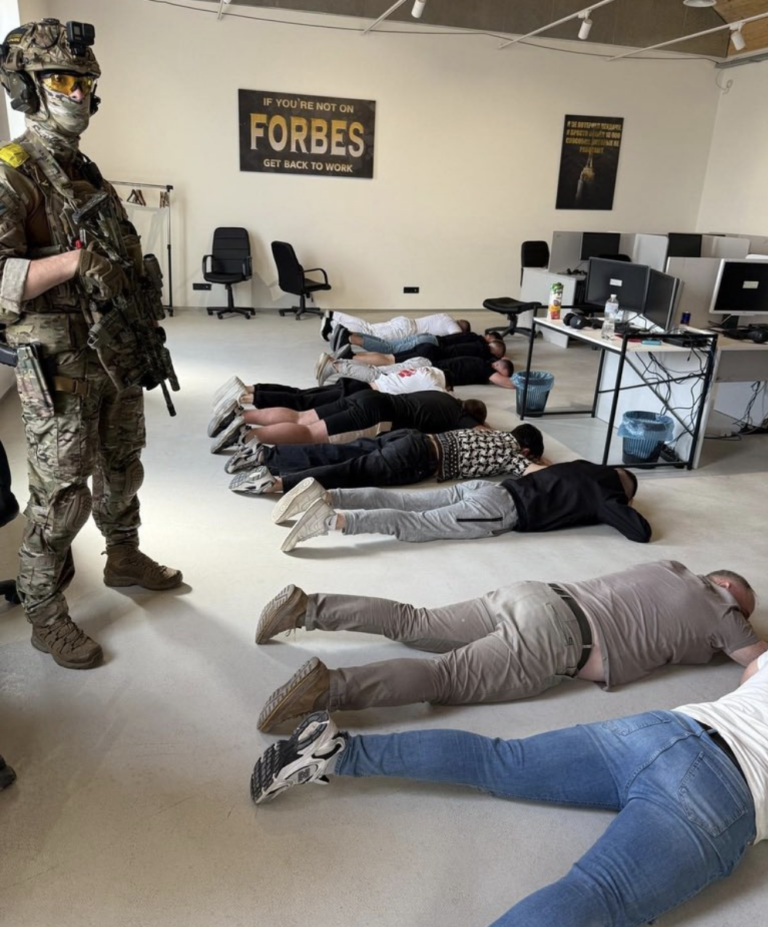 Ukrajinskí zločinci pripravili ľudí v EÚ o milióny eur, vyšetrovali ich aj českí policajti