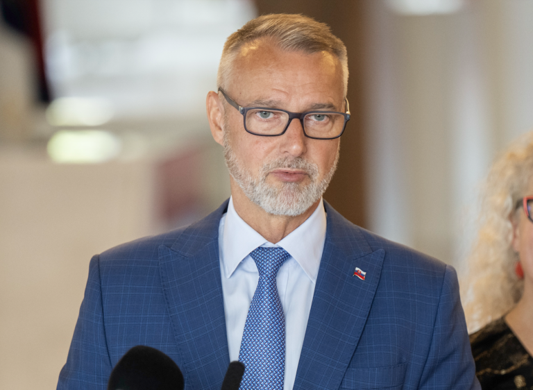 Raši: Pellegrini mal o referende jasno. Podľa Gröhlinga to mal riešiť súd