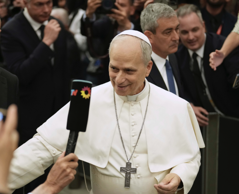 Mladí pútnici v Ríme vítali pápeža ako rockovú hviezdu. Vyzval ich na odvahu