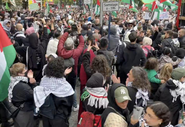 Počas propalestínskeho pochodu napadli demonštranti policajta