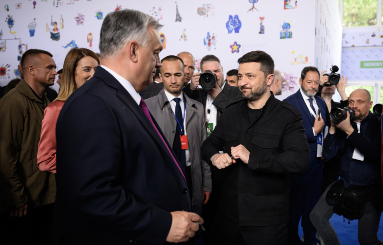 Maďarský premiér Viktor Orbán (vľavo) sleduje, ako ukrajinský prezident Volodymyr Zelenskyj podpisuje hosťovskú knihu na začiatku samitu v Tirane. Foto: TASR/AP