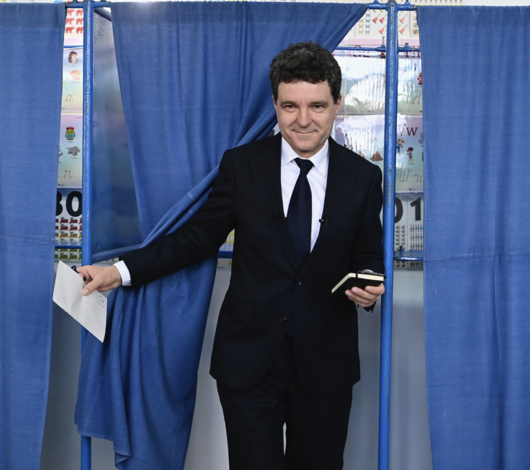 Exit poll: Rumunským prezidentom bude centrista Dan