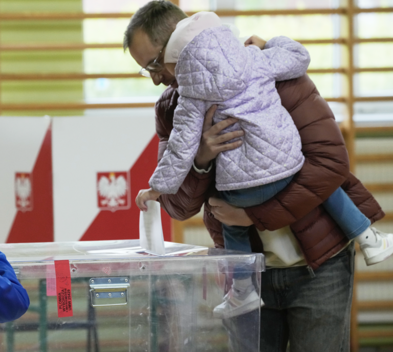 Alkohol, uhryznutie, plagáty: voľby v Poľsku aj s netradičnými scénami