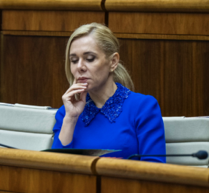 Energopomoc vykazuje chyby. SaS žiada odstúpenie Sakovej, Hlas hovorí o ladení systému