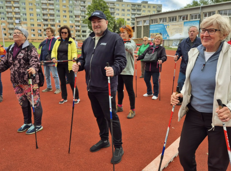 Minister na trati: Huliak s dôchodcami trénoval nordic walking