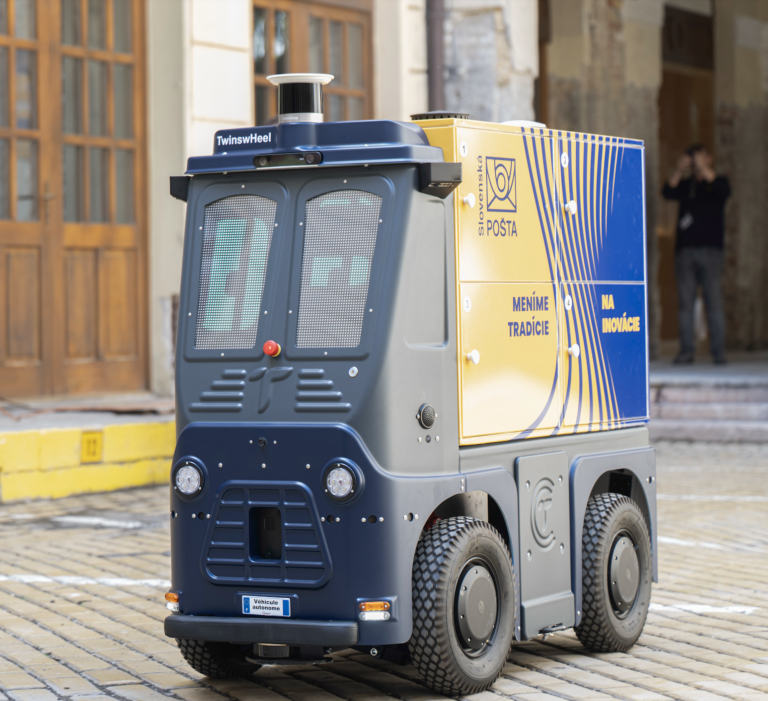 Pošta zapája umelú inteligenciu: V Bratislave bude listy doručovať autonómne vozidlo