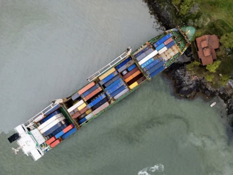 Na kontajnerovú loď v záhrade si už vraj zvykol, plavidlo mu ale z pozemku odtiahli