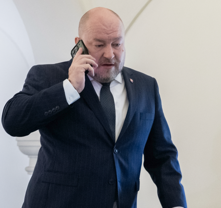 Hnutie Slovensko obviňuje Huliaka, že rozdáva štátne peniaze svojim ľuďom