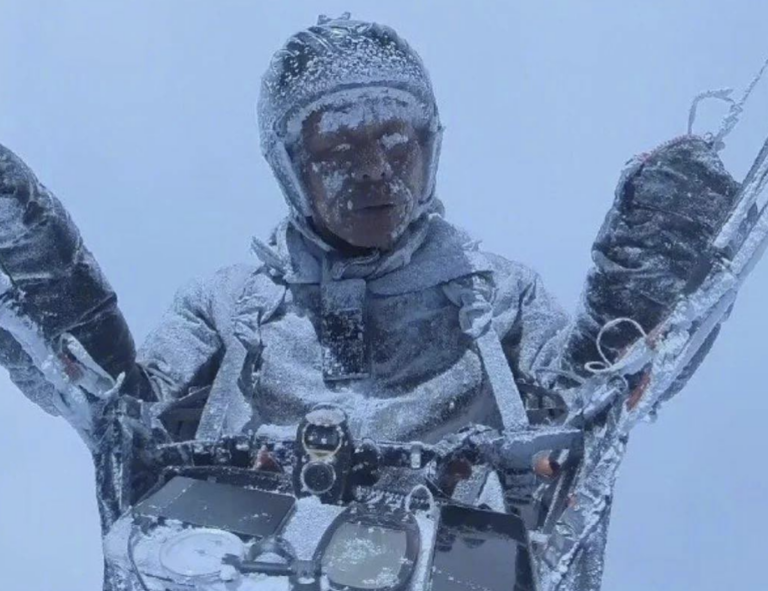 Paraglajdista sa vznášal nad Čínou vo výške Everestu, údajne ho vyniesli oblaky