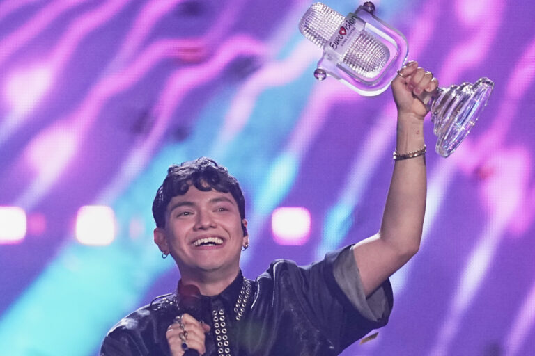 Víťazom Eurovízie 2025 sa stal rakúsky spevák, triumfoval s operno-popovou piesňou