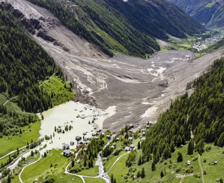 Vo švajčiarskom kantóne Valais došlo v stredu popoludní k masívnemu zosuvu ľadu a skál po kolapse ľadovca. Jean-Christophe Bott/Keystone via AP