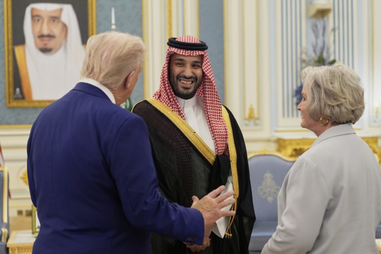 Prezident Donald Trump (vľavo), saudskoarabský korunný princ  Muhammad bin Salmán (v strede) a šéfka personálu Bieleho domu Susie Wilesová v Kráľovskom paláci v Rijáde v Saudskej Arábii v utorok 13. mája 2025. Foto: Alex Brandon/AP/TASR