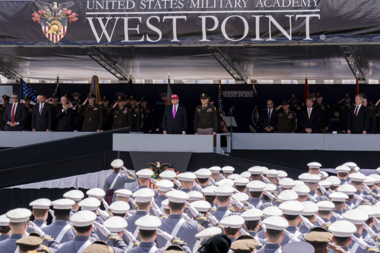 Trump v prejave na West Pointe útočil na NATO aj diverzitu v armáde