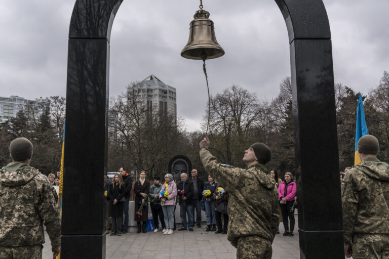 Slávnostný ceremoniál v ukrajinskej Odese, kde si minulý mesiac pripomenuli pamiatku vojakov z tohto mesta, ktorí padli vo vojne proti Rusku. Foto: Brendan Hoffman pre New York Times