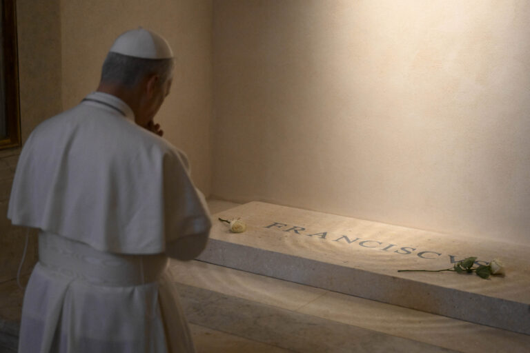 Lev XIV. pri hrobe pápeža Františka FOTO: Vatican Media via AP