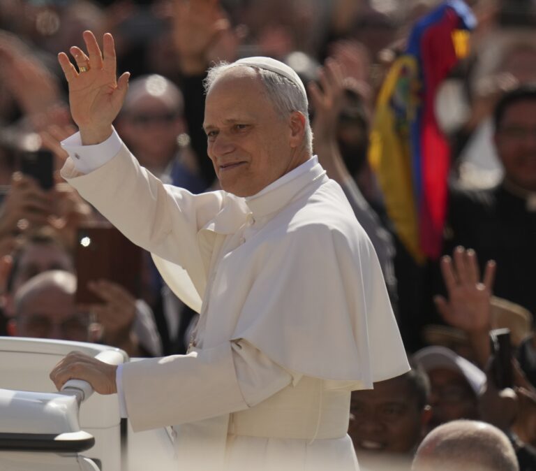 Desaťtisíce pútnikov vítali pápeža Leva XIV. na Námestí sv. Petra