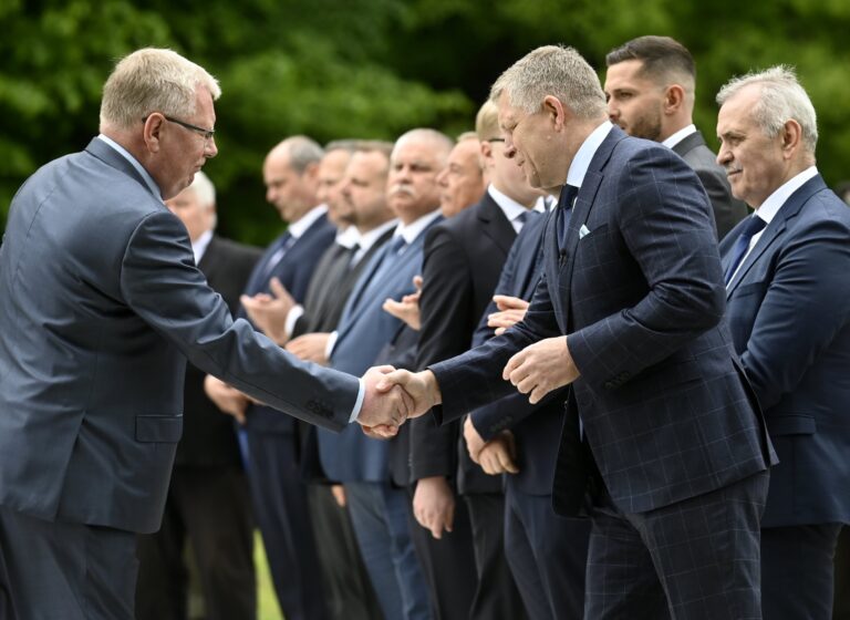 Fico a ruský veľvyslanec si podali ruky. Premiér hovoril o pamäti a mieri