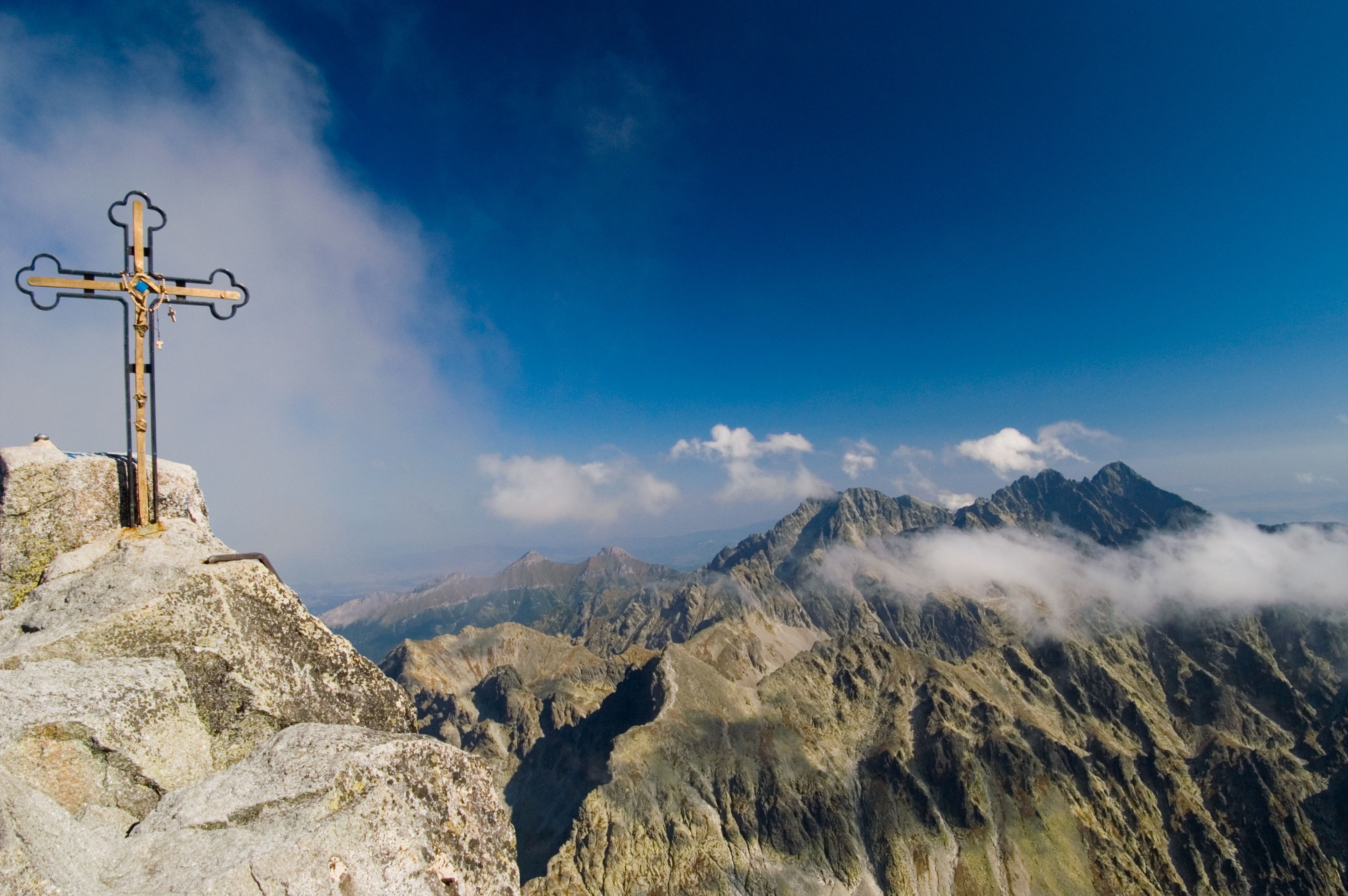 Nie je nič ľahšie, ako dostať svätých do neba. Čo však s hriešnikmi?