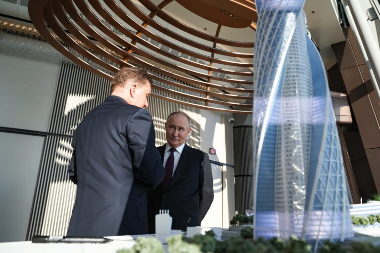 Vladimir Putin a Alexej Miller, generálny riaditeľ spoločnosti Gazprom, v Lachta Centre 5. júna 2024. Foto: Alexander Kazakov / TASS / Profimedia