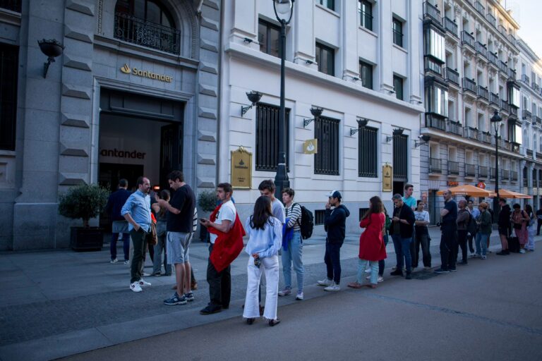Ľudia stoja v rade na výber hotovosti z bankomatu v centre Madridu počas výpadku elektriny v Španielsku. Foto: SOPA Images / ddp USA / Profimedia