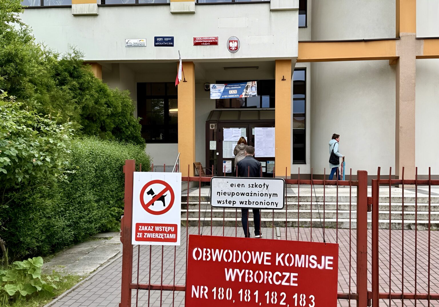 Rad pred volebnou miestnosťou v krakovskej škole. Foto: Štandard/ Daniel Halaj
