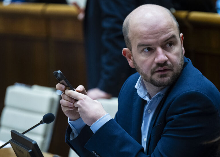 Fico v Bruseli robí jednu politiku a doma druhú, vraví Dubéci