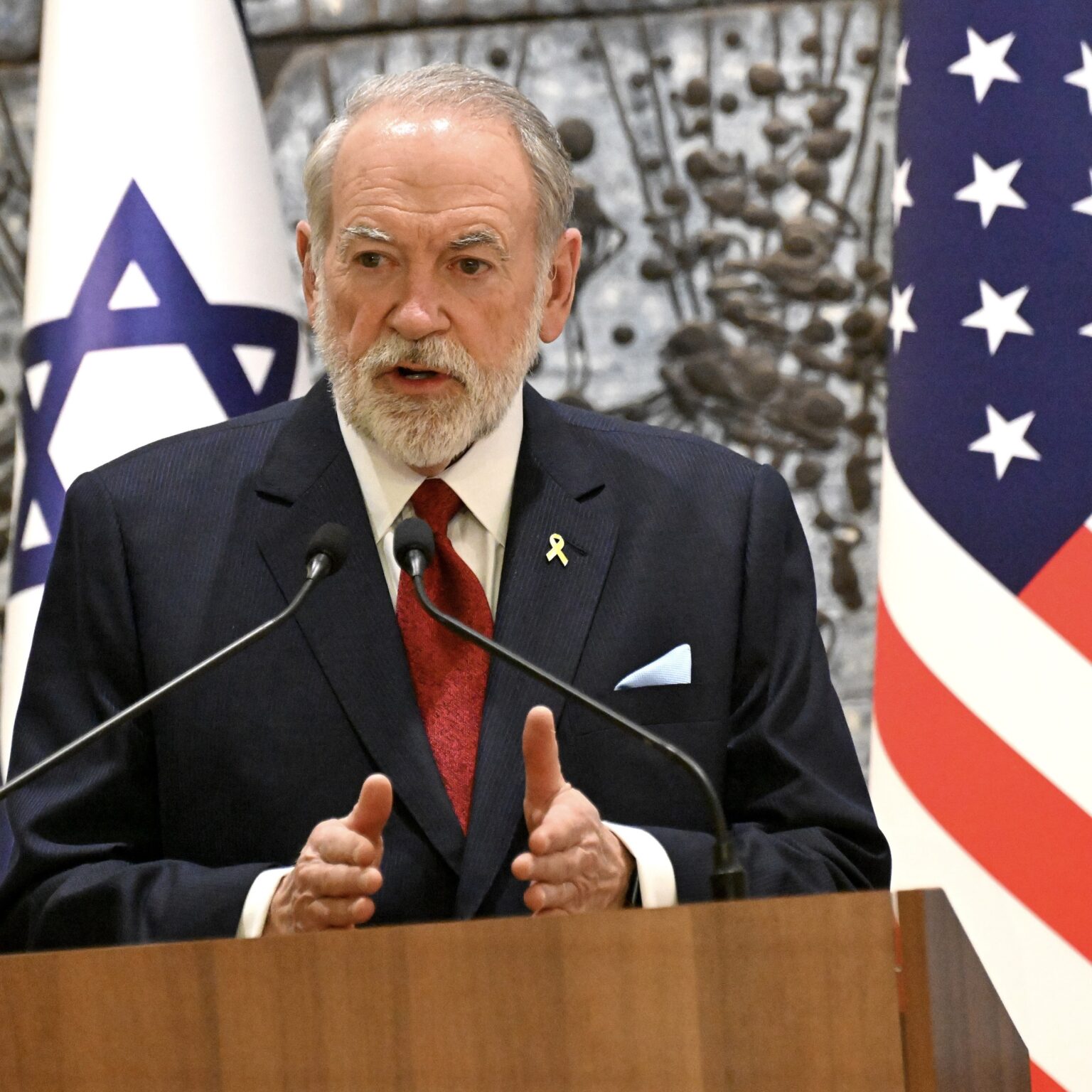 Veľvyslanec USA v Izraeli Mike Huckabee po tom, ako v pondelok 21. apríla 2025 odovzdal svoje poverovacie listiny izraelskému prezidentovi Isaacovi Herzogovi v jeho rezidencii v Jeruzaleme. Zdroj: Debbie Hill / UPI / Profimedia