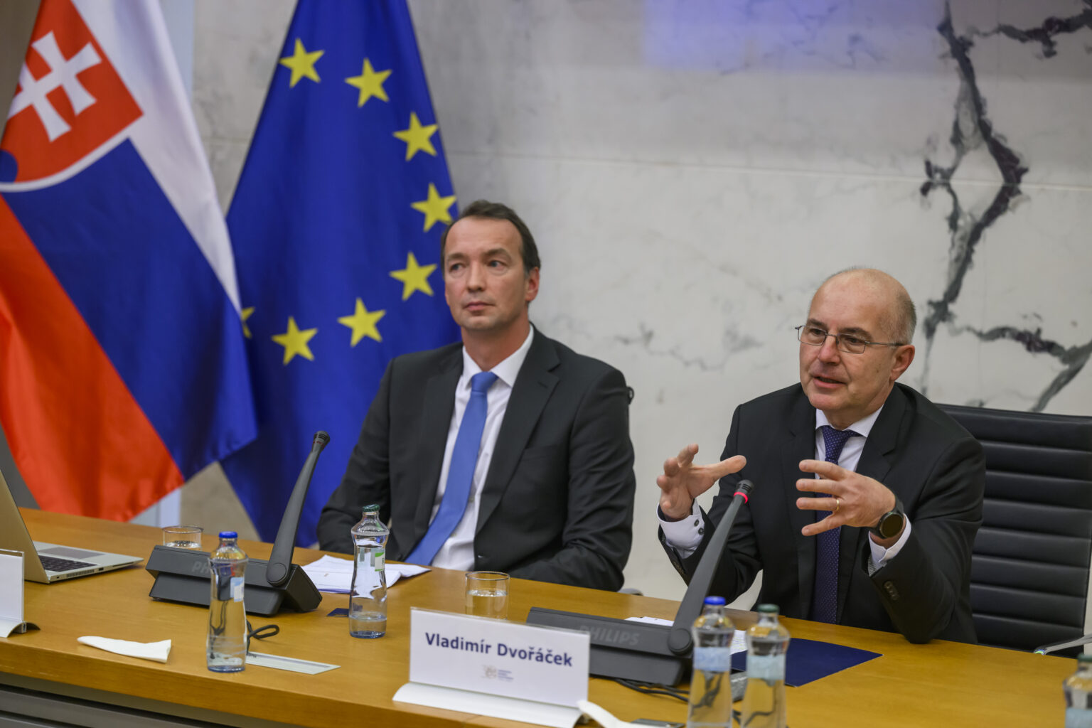 Zľava riaditeľ odboru finančnej stability Marek Ličák a člen Bankovej rady NBS Vladimír Dvořáček. Foto: TASR / Jaroslav Novák