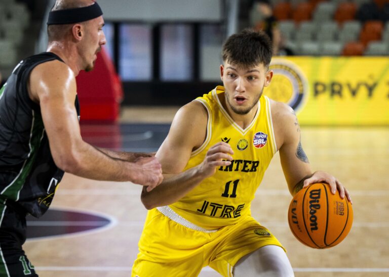 Na snímke zľava Marko Gutalj (Handlová) a Samuel Volárik (Inter) v zápase Slovenskej basketbalovej ligy Foto: Jakub Kotian/TASR 