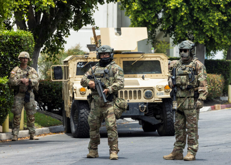 Pentagón stiahne 700 vojakov z LA. Súd rieši Trumpov zásah