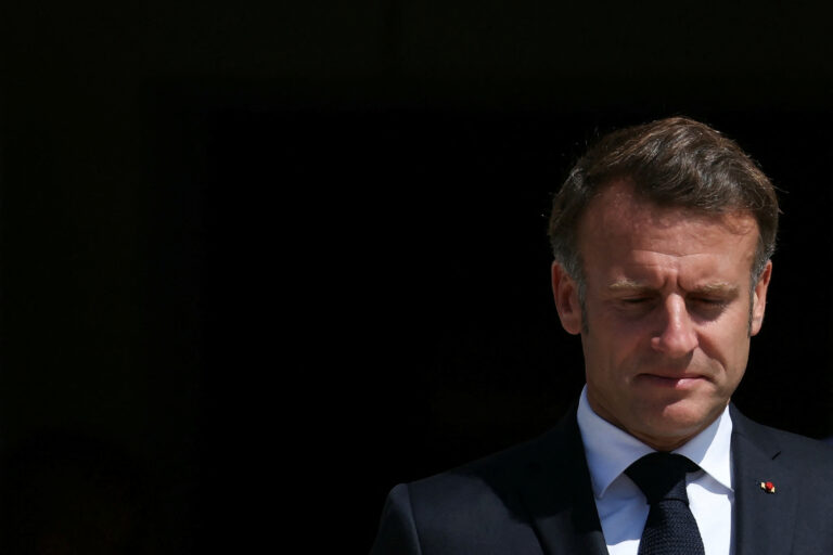 Kríza vo Francúzsku: očakáva sa pád vlády a hrozí „blokovanie všetkého“