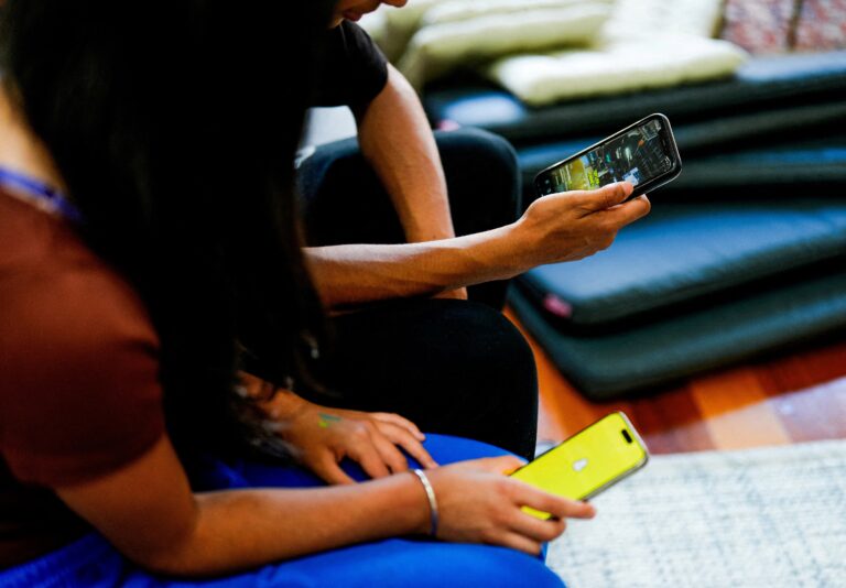 Švédsko zakáže mobily v školách pre žiakov do 16 rokov