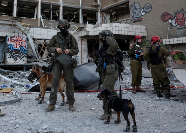 Irán a Izrael si vymenili útoky, nad Tel Avivom zúrili nočné výbuchy