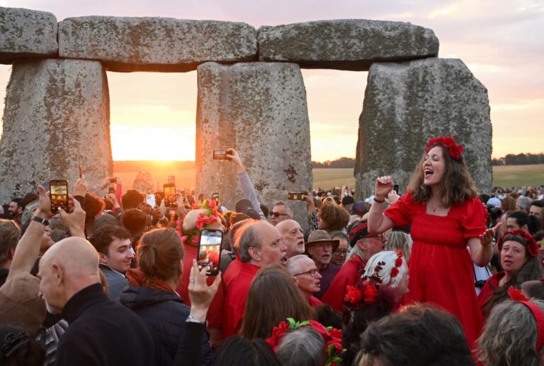 Tisíce ľudí oslavovali slnovrat pri pamiatke Stonehenge v južnom Anglicku