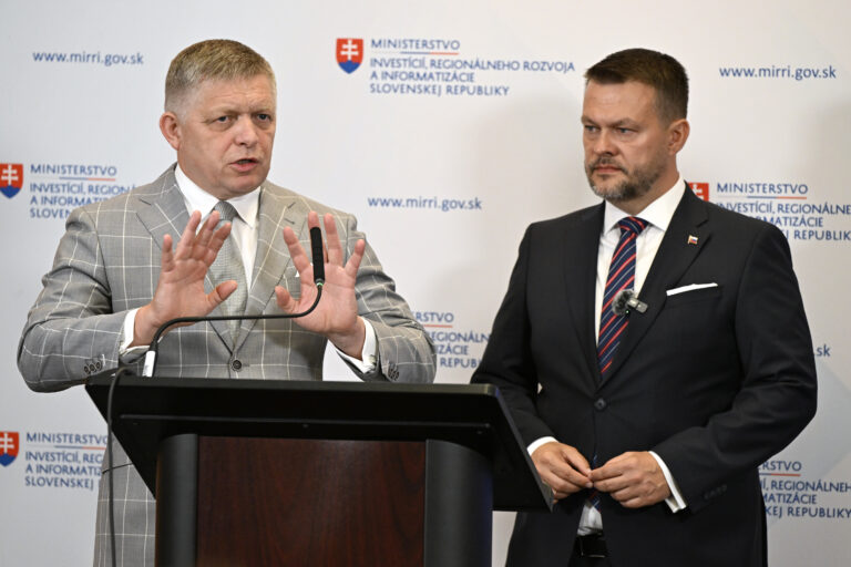 Predseda vlády SR Robert Fico (Smer) a minister investícií, regionálneho rozvoja a informatizácie SR Samuel Migaľ (nezávislý). Foto: Pavel Neubauer/TASR