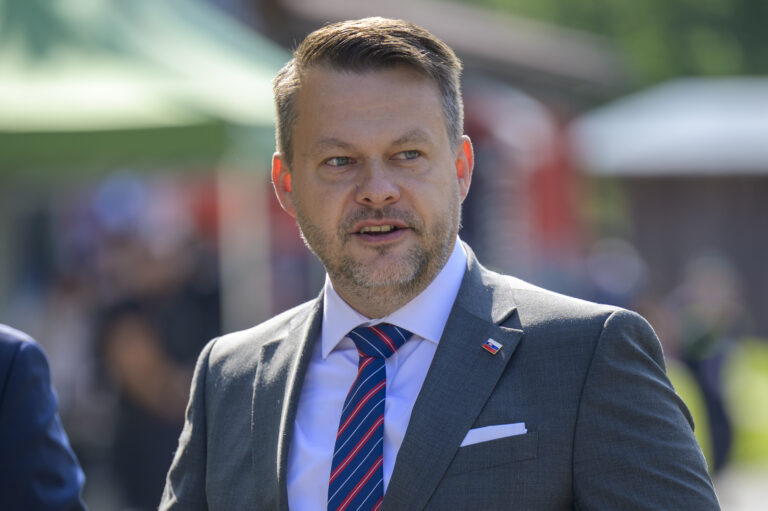 Minister investícií, regionálneho rozvoja a informatizácie Samuel Migaľ pred výjazdovým rokovaním vlády v Pečovskej Novej Vsi 4. júna 2025. Foto: Veronika Mihaliková/TASR 