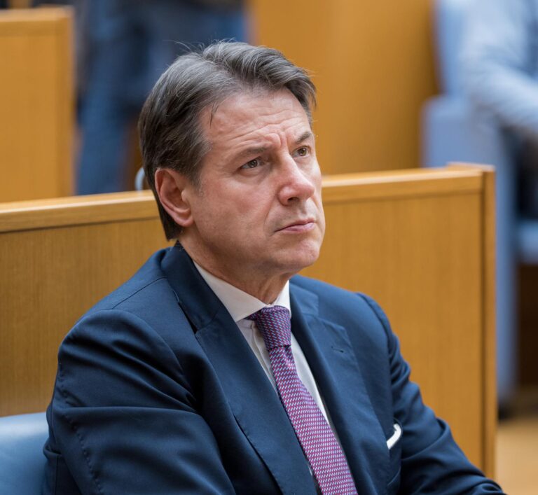 Conte chystá protisamit NATO. Varuje pred tichou militarizáciou Európy