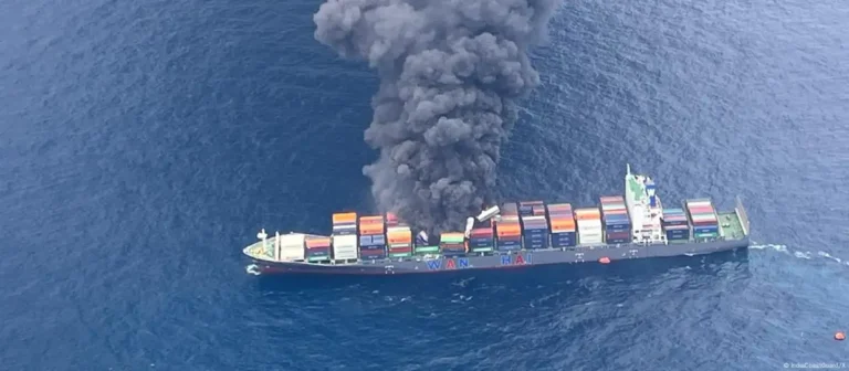 Požiar lode pri Indii: štyria nezvestní, hrozí ekologická katastrofa