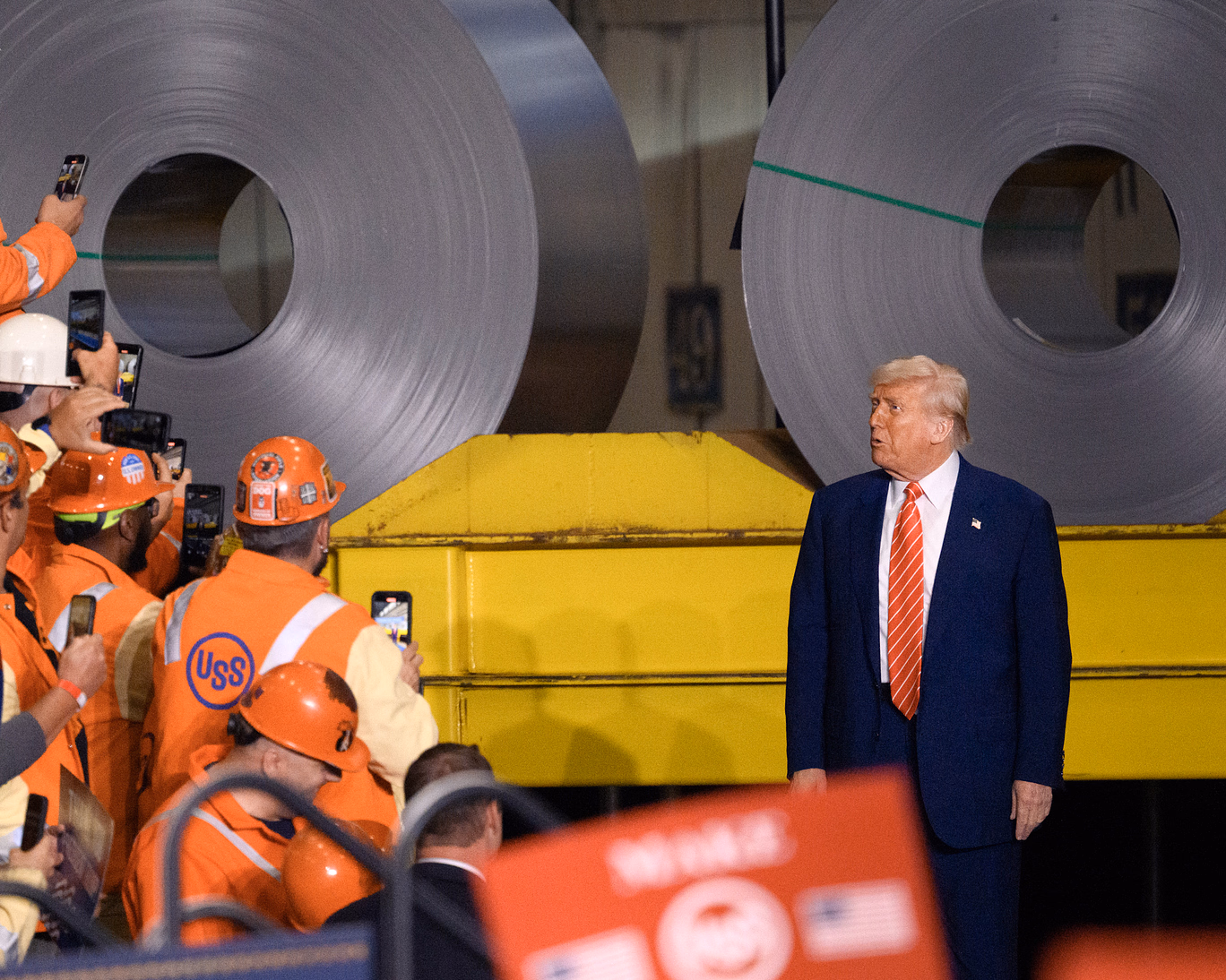Donald Trump hovorí k svojim priaznivcom počas mítingu v oceliarni US Steel-Irvin Works  v meste West Mifflin, Pensylvánia. Foto: Jeff Swensen/Getty Images
