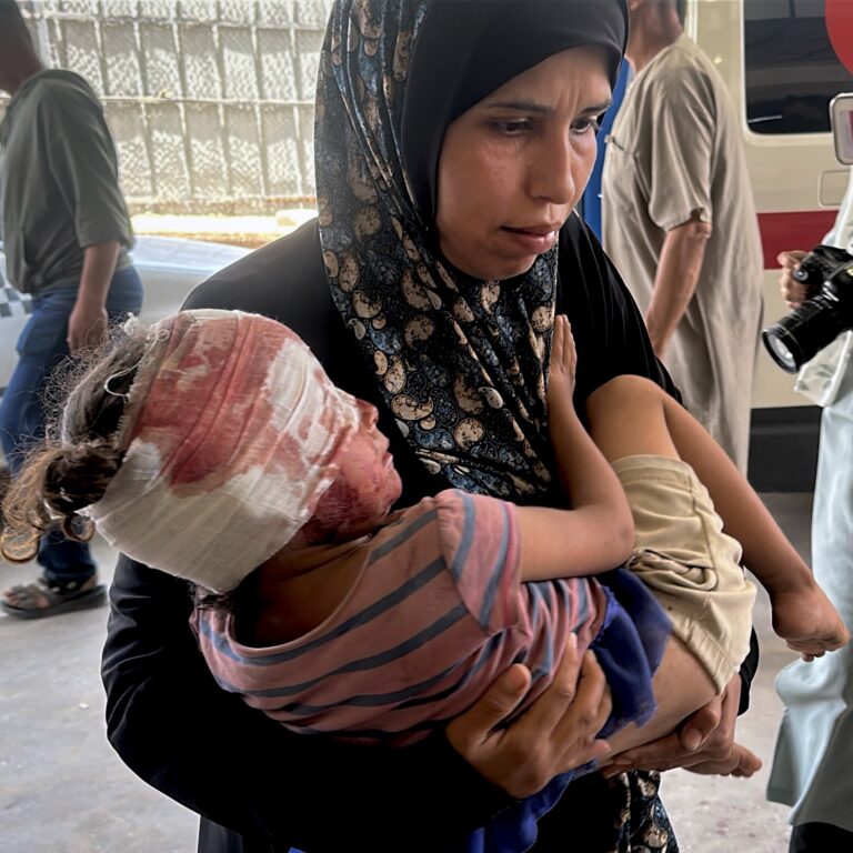 Palestínčania prevážajú zranených a mŕtvych do nemocnice Nasser v Khan Yunis po tom, ako izraelskí vojaci 8. júna 2025 spustili paľbu na Palestínčanov, ktorí sa snažili dostať k miestam, kde sa distribuuje americká pomoc v meste Rafah na juhu Pásma Gazy. Zdroj: Moaz Abu Taha / Polaris / Profimedia