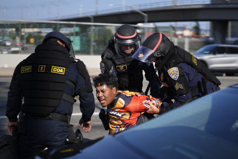 Americká námorná pechota začala chrániť federálne budovy v Los Angeles