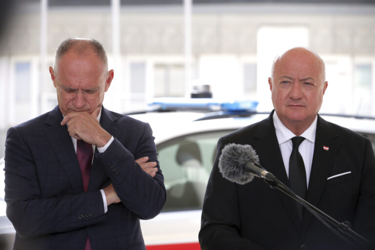 Rakúsko chce sprísniť zákony o zbraniach po streľbe v škole v Grazi