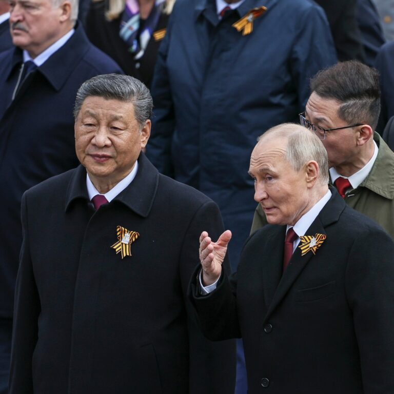 Čínsky líder Si Ťin-pching a ruský prezident Vladimir V. Putin minulý mesiac v Moskve na oslavách Dňa víťazstva. Zdroj: Yuri Kochetkov/Pool Photo via AP / Profimedia