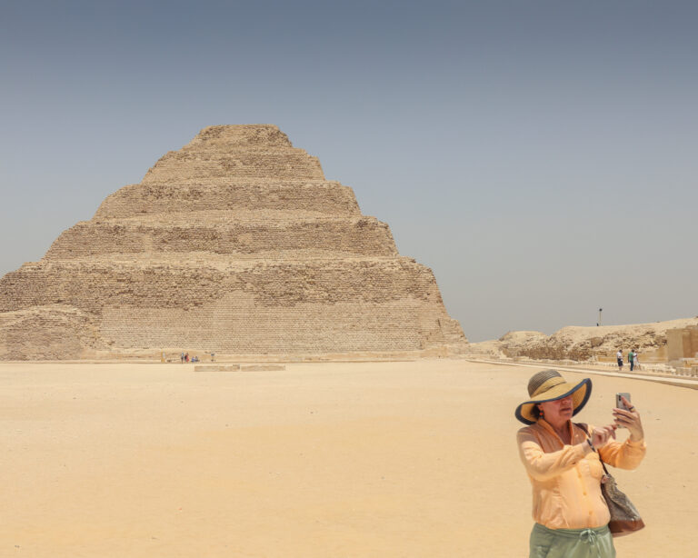 Turistka sa fotí pred Zoserovou pyramídou v historickej oblasti Sakkára v Egypte. Foto: Mohamed Abdel Hamid/Anadolu Agency via Getty Images