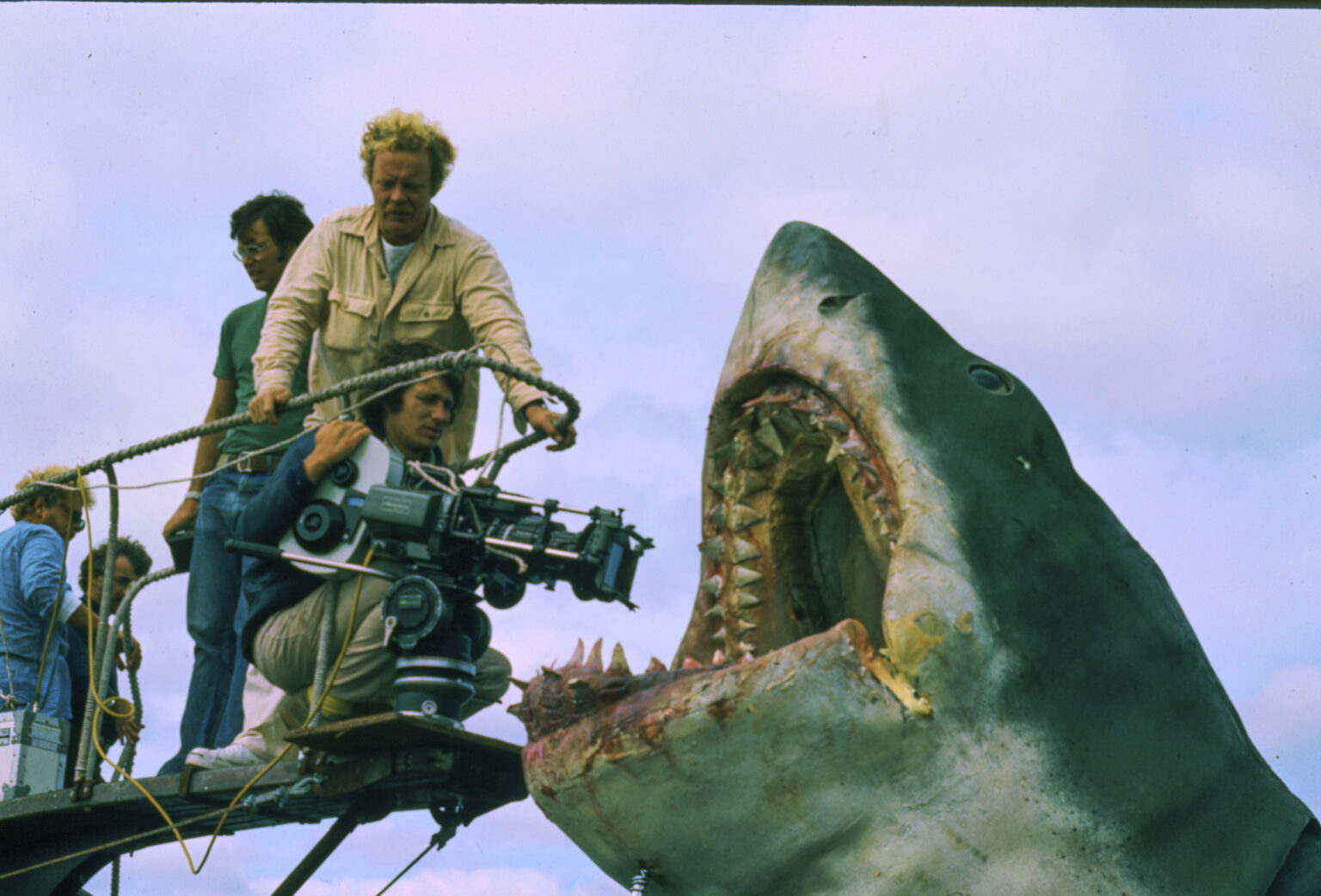 Na archívnej snímke spoločnosti Peacock, kameraman Bill Butler (stojí) a režisér Steven Spielberg počas nakrúcania filmu Čeľuste. Foto: TASR/AP 