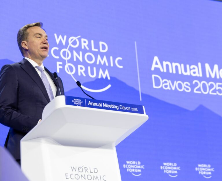Prezident WEF: Svet sa mení, čaká nás dekáda slabého rastu