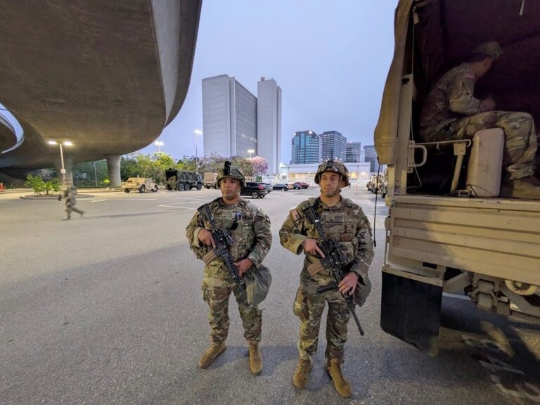 Prví vojaci Národnej gardy dorazili do Los Angeles. Trump ich poslal riešiť protesty