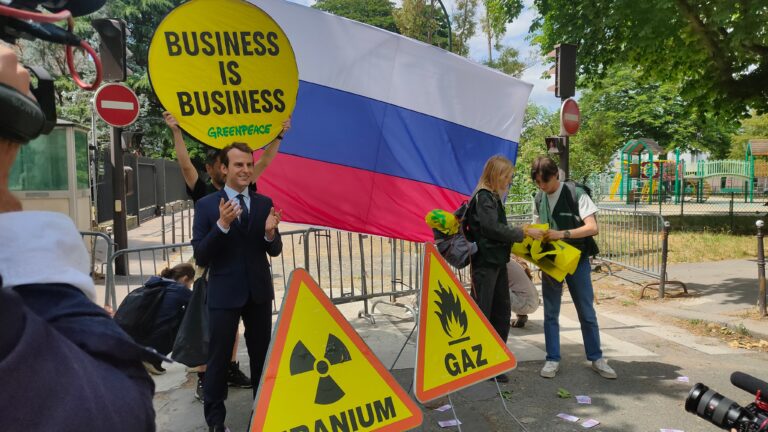 Z múzea pred ruskú ambasádu. Sochu Macrona „vystavili“ ako varovanie