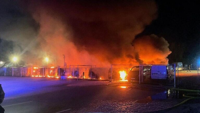 V Berlíne podpálili desiatky áut Amazonu a Telekomu, hlási polícia